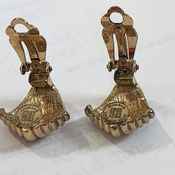 Vintage Givenchy Paris New York Fan Shell Design Clip Earrings Gold Tone Signed - Picture 9 of 14